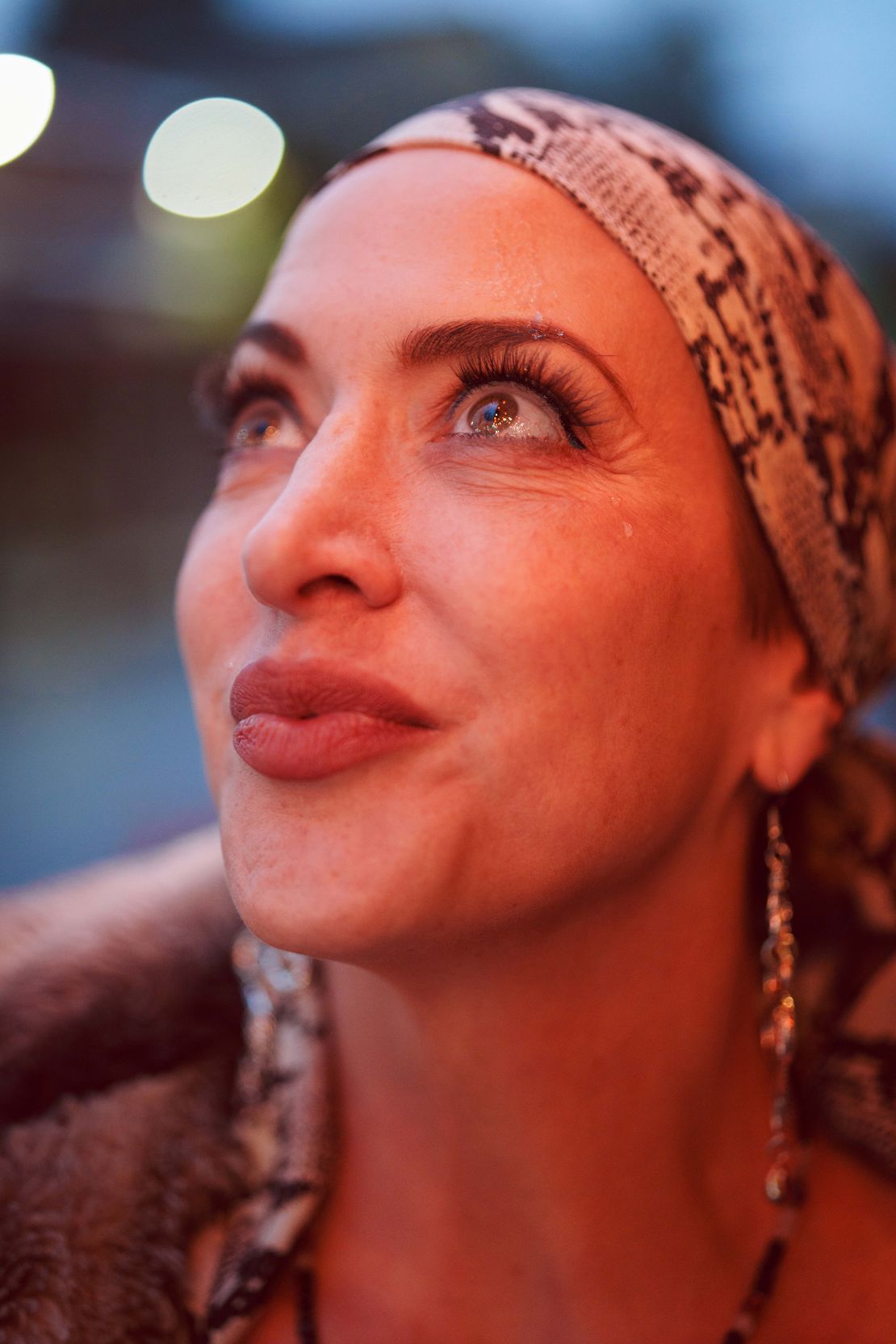 Daniel runs into Daria Eliuk, a retired radio star from his childhood, late one evening while looking for lessons. Although he didn't recognize her during the photoshoot, the connection clicked once he got a chance to see the photos at home.